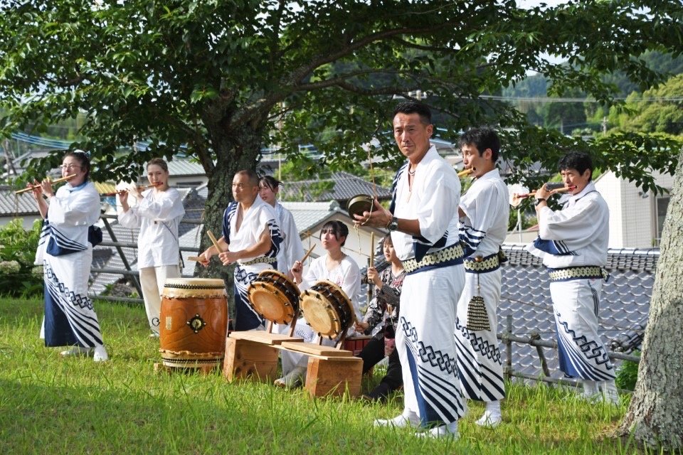 松野囃子の太鼓・笛の演奏風景