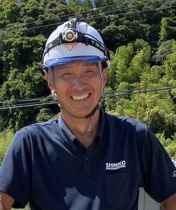 経営者としての磯野典正：本業の現場でヘルメットを着用した姿