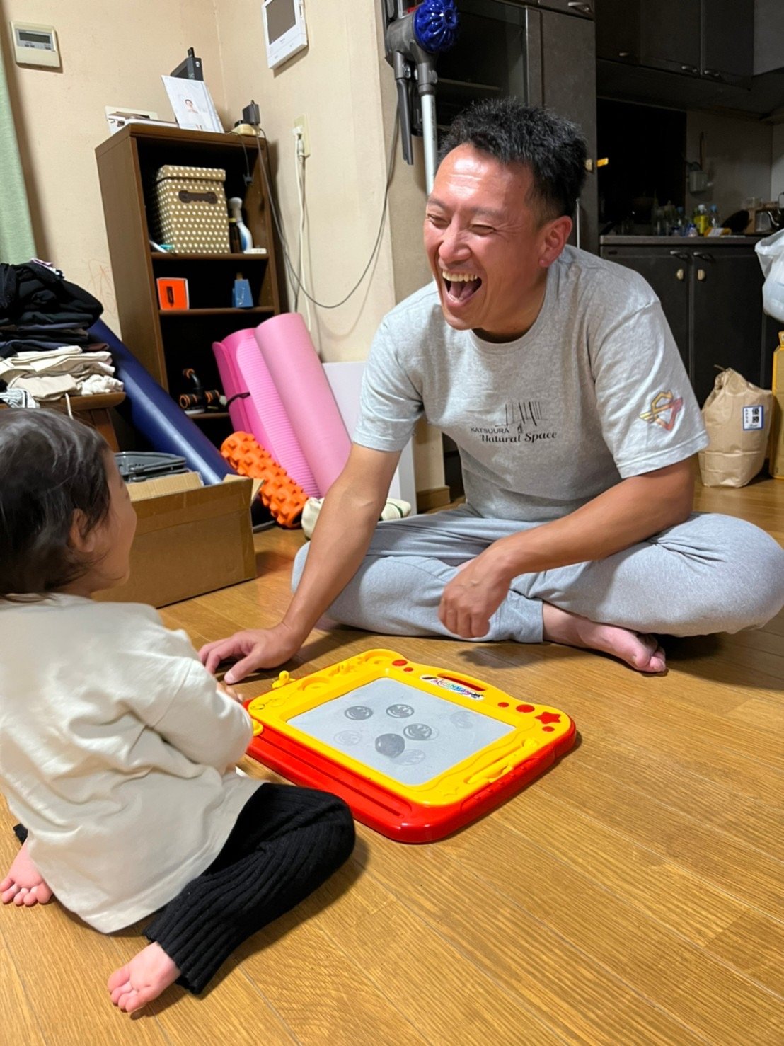 孫と遊ぶ磯野典正の笑顔