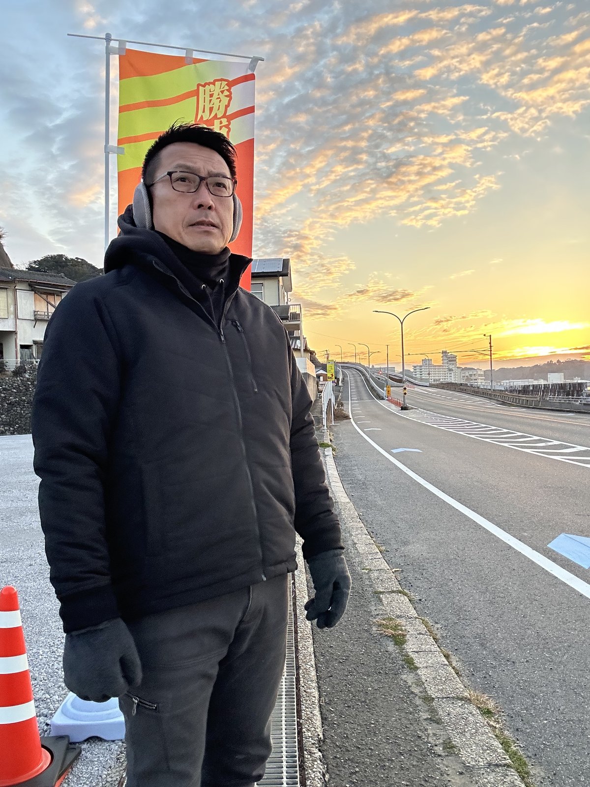 覚悟をもって朝活に立つ磯野典正：黒のジャケットでマイクを握る姿