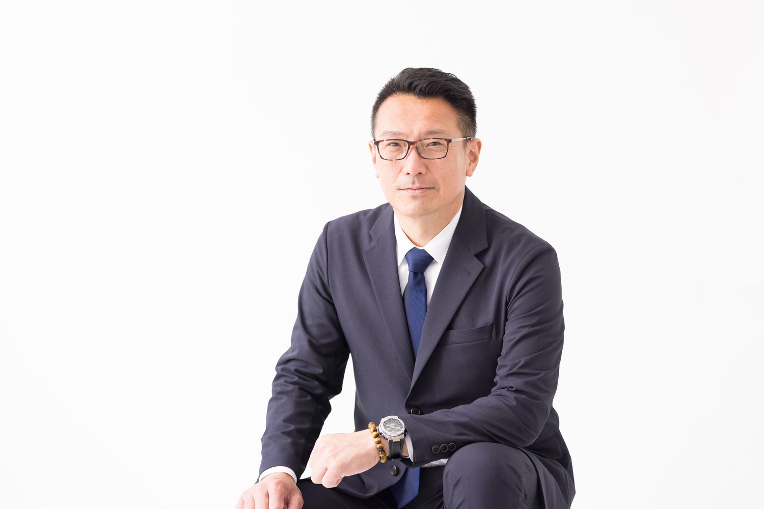 政治家としての磯野典正：真剣な表情のポートレート